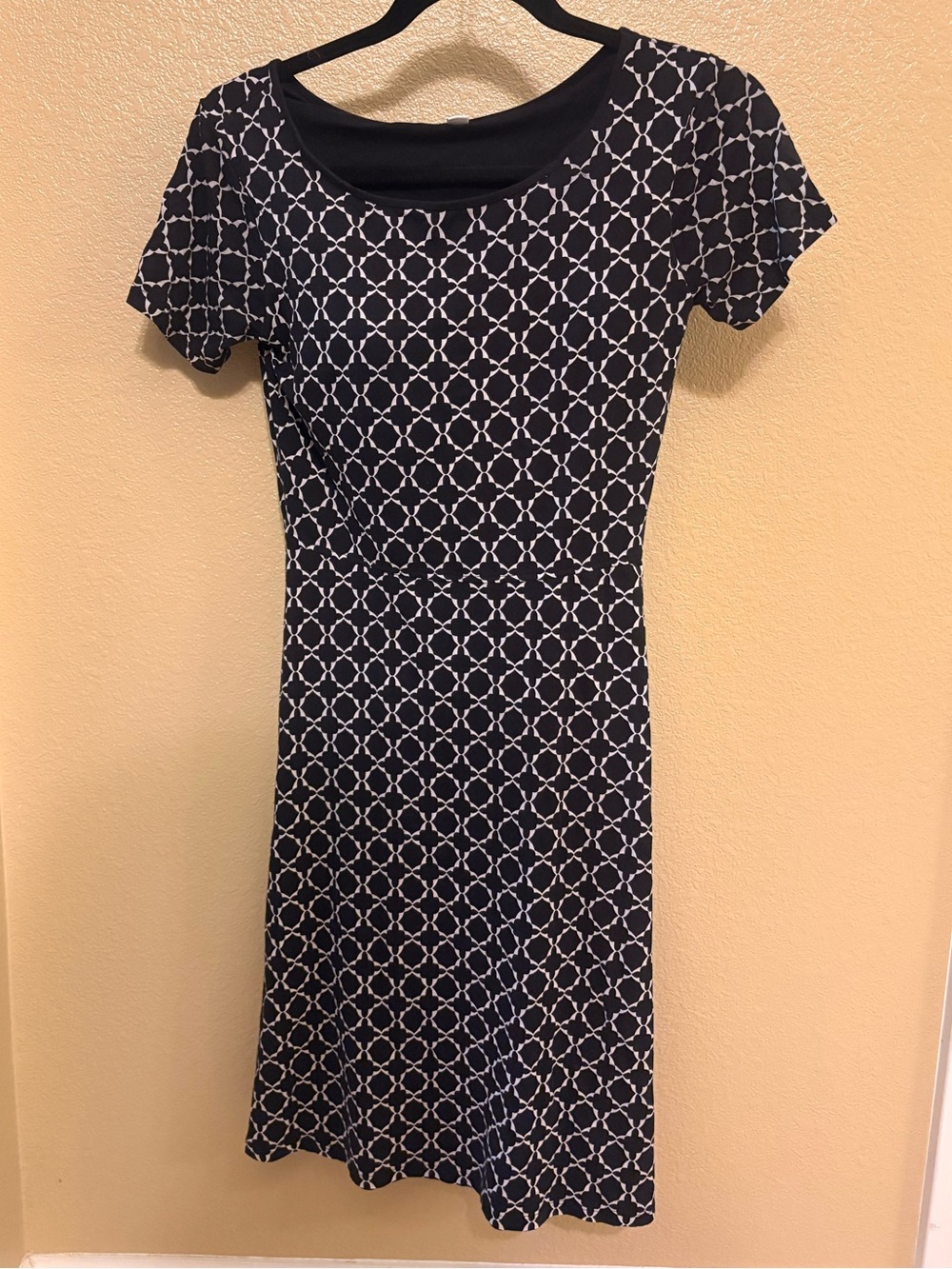 Uniqlo Black and White Geometric Midi Dress